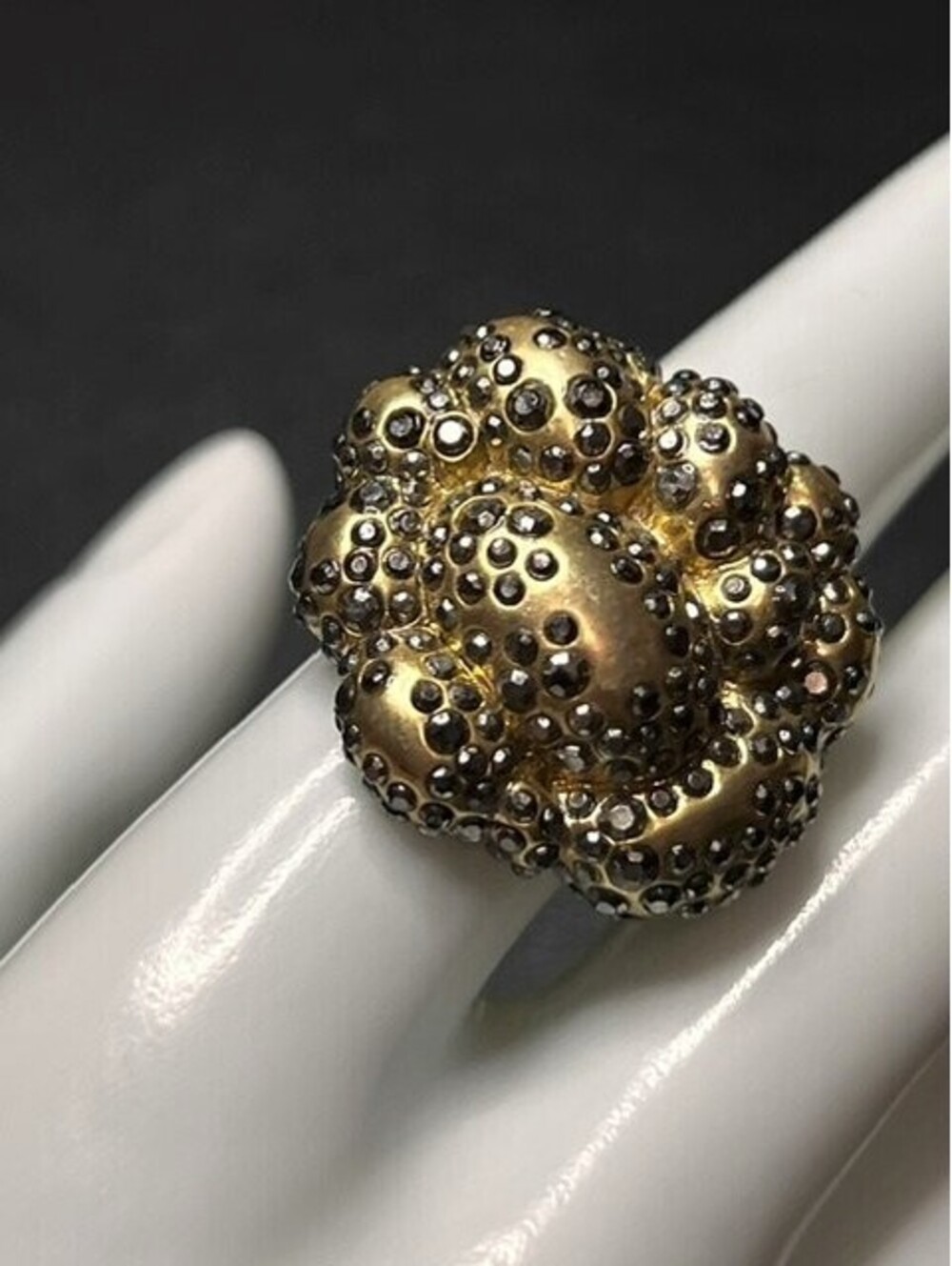 B5865 Banana Republic flower Cluster statement Ring sz 8 Gold Tone Black